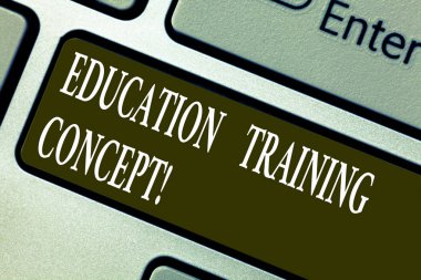 Eğitim eğitim kavramı yazma el yazısı metin. Belirli becerileri bir gösteren klavye tuşuna basarak tuş takımı fikir bilgisayar ileti oluşturmak için niyet inculcating kavramı anlam hareket.