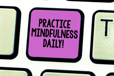 Uygulama Mindfulness günlük gösterilen Not yazma. Dostluk odak bilinci mevcut klavye tuşuna basarak tuş takımı fikir bilgisayar ileti oluşturmak için niyet vitrine iş fotoğraf.