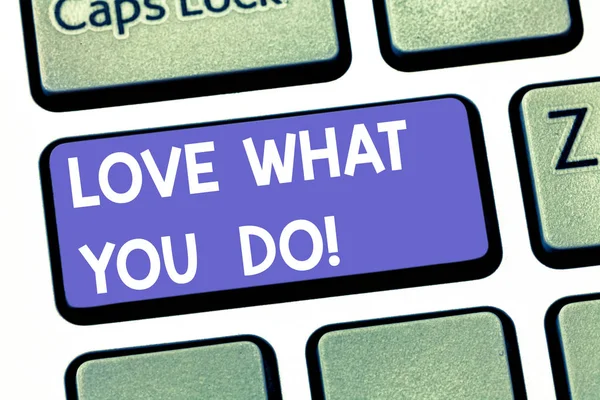 Текст, написанный от руки Love What You Do. Сделать вещи, которые вы любите с положительным отношением Клавиатура ключ Намерение создать компьютерные сообщения нажатием клавиатуры идея . — стоковое фото