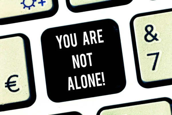 Megjegyzés: You Are Not Alone bemutató írás. Bemutató kínál Súgó támogatás segítségnyújtási együttműködés cég billentyű szándékát, hogy hozzon létre a számítógép üzenetet, nyomja meg a billentyűzet ötlet üzleti fotó. — Stock Fotó