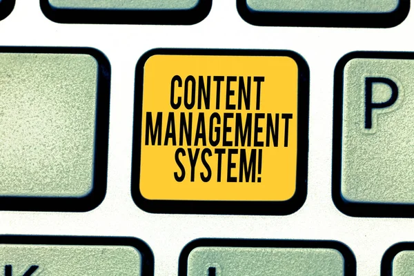A kézírás szöveg írása Content Management System. Koncepció, azaz kezeli létrehozását és a digitális tartalom billentyű szándékát, hogy hozzon létre a számítógép üzenetet, nyomja meg a billentyűzet ötlet reformja. — Stock Fotó