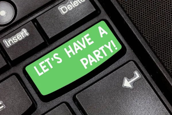 Lasst uns eine Party feiern. Konzept bedeutet Einladung zum Feiern Relax haben Spaß Feier Tastatur Schlüssel Absicht, Computer-Nachricht drücken Tastatur Idee zu erstellen. — Stockfoto