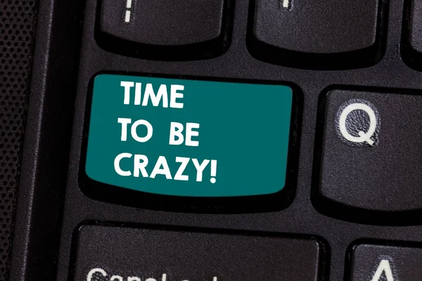 Signo de texto que muestra Time To Be Crazy. Foto conceptual Momentos de ocio relajarse ser feliz disfrutar del día tener una fiesta Teclado de la clave La intención de crear el mensaje de ordenador presionando el teclado idea . — Foto de Stock