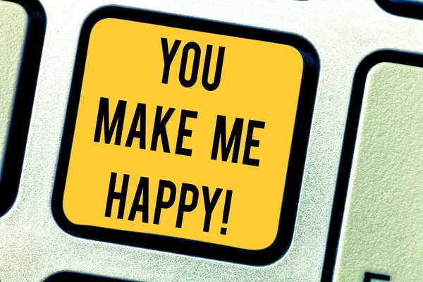 Escribir a mano conceptual mostrando You Make Me Happy. Texto de la foto de negocios Algo o Alguien que da placer y disfrute Teclado clave Intención de crear idea de mensaje de computadora . — Foto de Stock
