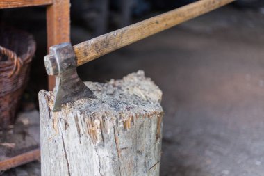 Eski balta günlüğüne sıkışmış. Kesme günlükleri ahşap ve eski balta yangın. Bir enerji yenilenebilir kaynak. Çevre kavramı. 