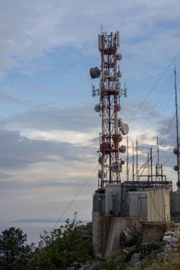 Telekomünikasyon için ağ altyapısı. Mobil ağ kule sinyalleri vericisi ve bağlanma. Yüksek ayakta dijital kablosuz uydu anteni.