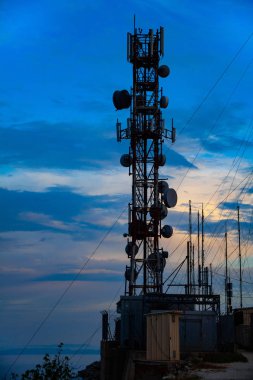 Buradan geçen iletim hatları kule yayın. Uydu disk mikrodalga anten monte. Ahşap elektrik yazısı koaksiyel kabloları. Yerel hücre sitesi. Kablolu ağ sağlayıcısı.