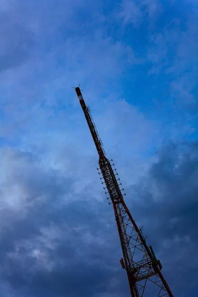 Líneas de transmisión pasando por la torre de transmisión. Disco satélite montado en la antena de microondas. Poste eléctrico de madera que conecta cables coaxiales. Sitio celular local. Proveedor de red de cable . —  Fotos de Stock