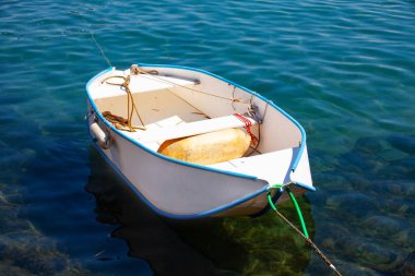 Corfu Yunanistan bir Nehri boyunca tekne gezisi. Temiz mavi denizde gemi. Ada sahil görünüm üzerinde ev sahipliği yapmaktadır. Yunan güzel manzara. Beyaz tekne yelken. Gevşeme, seyahat