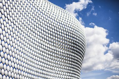 Birmingham, İngiltere'nin merkezi alışveriş merkezi fütüristik modern bina dış cephe kaplama. Mavi iğne kuvvetler binanın içinde gösterilir. Builiding çatı modern fantezi tasarım