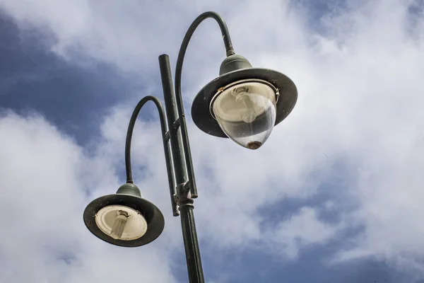 Accesorio de poste de lámpara doble al aire libre. Street Light Standing High contra Cloudy Sky en Fair Day. Dos colgante invertido con bombillas y uno tiene cubierta de protección . —  Fotos de Stock