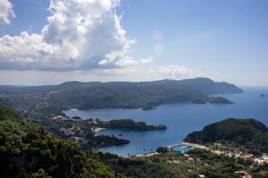 Havadan görünümü Corfu Yunanistan en güzel koyu. Bulutlu bir mavi gökyüzü altında ünlü Akdeniz Adası'nın simgesel yapı. Yemyeşil ağaçların görkemli Panorama.