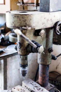 Demir çelik metal sanayi stand matkap makinesi ile. Home atölye metal stand zor araçlarıyla. Eski paslı El aracını matkap metal stand çekme