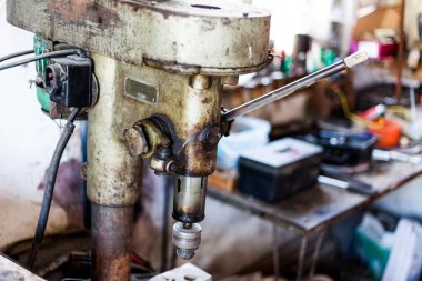 Demir çelik metal sanayi stand matkap makinesi ile. Home atölye metal stand zor araçlarıyla. Eski paslı El aracını matkap metal stand çekme.