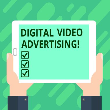Kavramsal el Dijital Video reklam gösterilen yazma. İş fotoğraf metin meşgul kitle video içerik Hu analiz el Holding Tablet Smartphone görüntü birimini fotoğraf şeklinde.