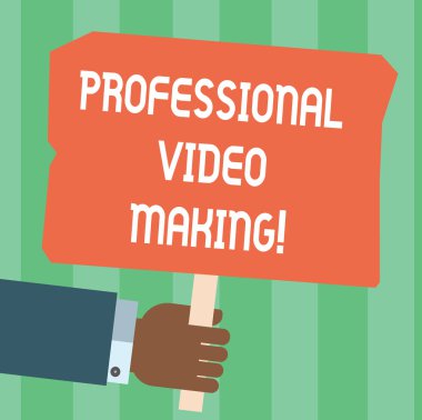 Profesyonel Video yapma gösterilen Not yazma. Film yapımı bir uzman Hu analiz el Holding renkli afişini sopa metin alanı olan tarafından dijital olarak kaydedilen görüntüleri vitrine iş fotoğraf.