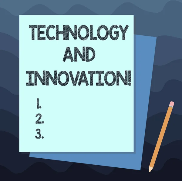 Handgeschreven tekst schrijven van technologie en innovatie. Begrip betekenis technologische veranderingen van producten en diensten Stack van lege verschillende Pastel kleur bouw Bond papier en potlood. — Stockfoto