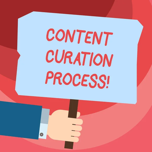 Tekstiä kirjoittava teksti Content Curation Process. Liiketoimintakonsepti tietojen keräämiseksi tietyn aiheen kannalta Hu-analyysi Kädessä pidettävä tyhjä värillinen kilpi, jossa on tikku valokuva Tekstitila . — kuvapankkivalokuva