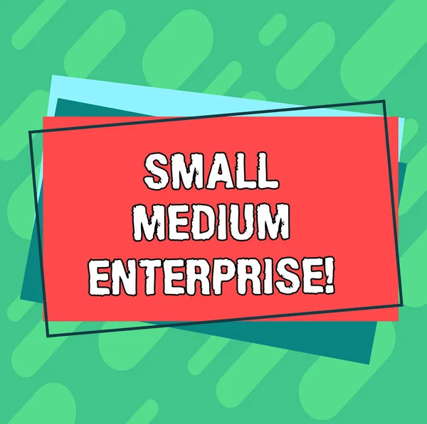 Текст для написання слів Small Medium Enterprise. Концепція бізнесу для незалежних фірм, в яких використовується менше співробітників купа порожніх прямокутних Окреслений різний кольоровий будівельний папір . — стокове фото