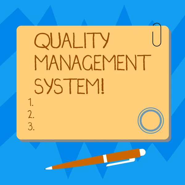 Testo di scrittura di parole Sistema di gestione della qualità. Concetto aziendale per sistema formalizzato che documenta i processi Tavola a colori quadrata vuota con magnete . — Foto Stock
