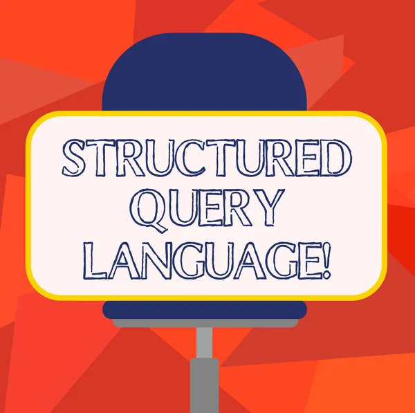 Texto de escrita de palavras Structured Query Language. Conceito de negócio para linguagem de computador para banco de dados relacional Etiqueta de forma retangular em branco Sentado horizontalmente em uma cadeira giratória . — Fotografia de Stock