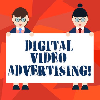 Word metin Dijital Video reklam yazma. Video içerik erkek ve dişi uzayda Tekdüzen ayakta tutan boş afiş afiş metin şeklinde meşgul kitle için iş kavramı.