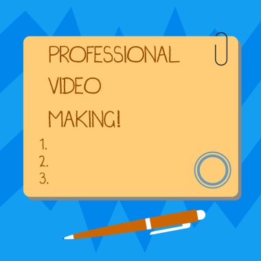 Word metin profesyonel Video yapma yazma. Film yapımı bir uzman boş Meydanı renk kurulu mıknatıs tıklatın tükenmez kalem raptiye ve küçük tarafından dijital olarak kaydedilmiş görüntüler için iş kavramı.