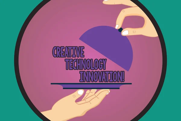 Znak tekstowy Wyświetlono Creative Technology Innovation. Koncepcyjne zdjęcie uwolnienie umysłu do opracowania nowych pomysłów Hu analizy rękami Patera taca i podnoszenia pokrywy wewnątrz koło kolorów. — Zdjęcie stockowe