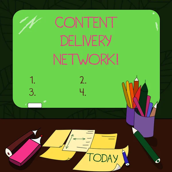 Signo de texto que muestra Content Delivery Network. Foto conceptual Red geográficamente dispersa de servidores proxy Pizarra de color en blanco montada con tiza y herramientas de escritura Hojas en el escritorio . — Foto de Stock