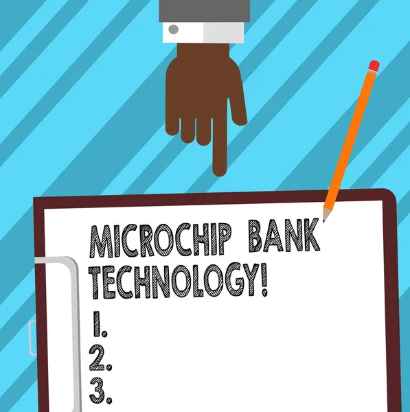 Texto de escritura de palabras Microchip Bank Technology. Concepto de negocio para transacciones binarias de fondos bancarios y ahorro Análisis de Hu Señalando hacia abajo al portapapeles con papel de bonos en blanco y lápiz . —  Fotos de Stock