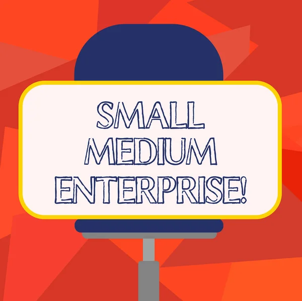 Текст для написання слів Small Medium Enterprise. Концепція бізнесу для незалежних фірм, які використовують менше співробітника Порожній прямокутної форми наклейка сидячи горизонтально на поворотний стілець . — стокове фото