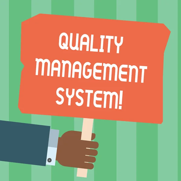 Schrijven van notitie weergegeven: Quality managementsysteem. Zakelijke foto presentatie geformaliseerd systeem dat documenten verwerkt Hu analyse Hand Holding gekleurde plakkaat met Stick tekst ruimte. — Stockfoto