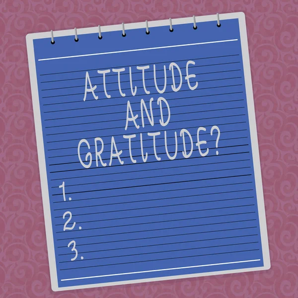 態度と Gratitudequestion を示すメモを書きます。ビジネス写真エクスプレス感謝と透かし印刷背景に感謝並んでスパイラル上部色メモ帳の写真を展示. — ストック写真