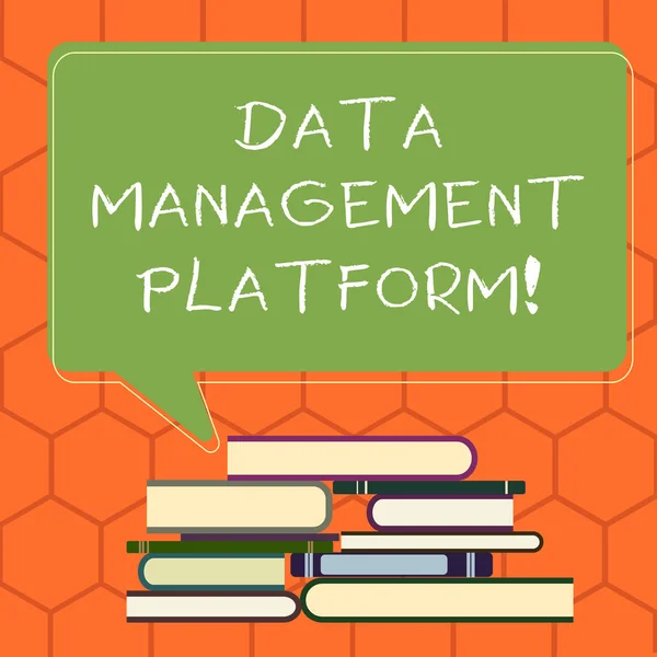 Piattaforma di gestione dei dati del testo calligrafia. Concetto significato Tipo di piattaforma tecnologica centralizzata che raccoglie dati Uneven Pile of Hardbound Books and Blank Rectangular Color Speech Bubble . — Foto Stock