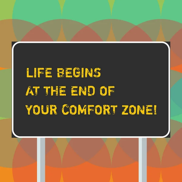 Word tekst intoetsen leven begint aan het einde van uw Comfort Zone. Businessconcept voor wijzigingen aanbrengen evolueren groeien lege rechthoekige Outdoor kleur wegwijzer foto met twee been en overzicht. — Stockfoto