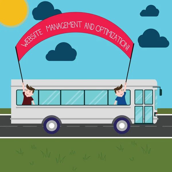 Testo di scrittura di parole Gestione e ottimizzazione del sito web. Concetto aziendale per SEO ottimizzare i contenuti online Due bambini all'interno dello scuolabus Holding Out Banner con Stick on a Day Trip . — Foto Stock