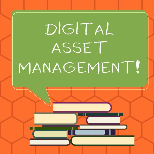 Texte manuscrit Digital Asset Management. Concept signifiant Processus d'affaires pour l'analyse des comptes numériques Pile inégale de livres reliés et bulle rectangulaire vide de parole de couleur . — Photo