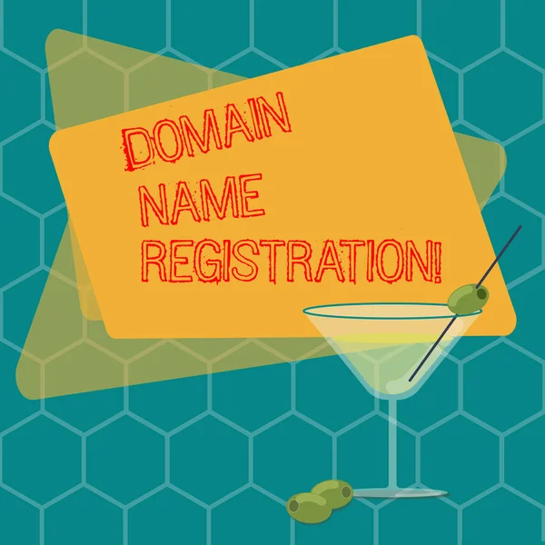 Word Writing Text Domain Name Registrierung. Business-Konzept für den Prozess der Reservierung eines Namens im Internet gefüllt Cocktailweinglas mit Oliven auf dem Rand leere Farbtextfläche. — Stockfoto