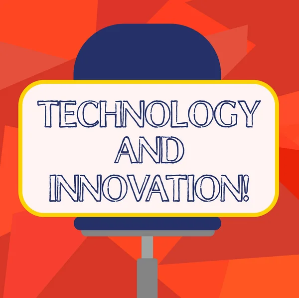 Woord intoetsen van tekst, technologie en innovatie. Businessconcept voor technologische veranderingen van producten en diensten lege rechthoekige Shape Sticker zitten horizontaal op een draaistoel. — Stockfoto