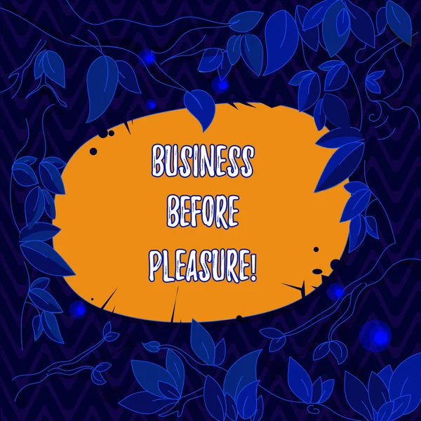 Texto de escritura de palabras Business Before Pleasure. Concepto de negocio para el trabajo es más importante que el entretenimiento Ramas de árboles diseminadas con hojas que rodean el espacio de texto en color en blanco . —  Fotos de Stock