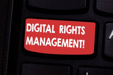 El yazısı metin Digital Rights Management. Dijital medya klavye tuşuna basarak tuş takımı fikir bilgisayar ileti oluşturmak için niyet için telif hakkı koruma kavramı anlam yaklaşım.