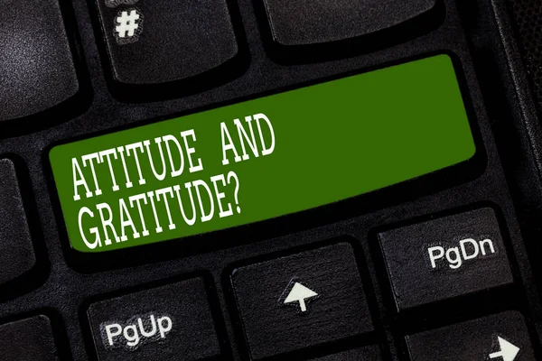 Écriture conceptuelle montrant Attitude et Gratitudequestion. Texte de la photo d'affaires exprimer gratitude et appréciation Clavier Intention de créer l'idée de message informatique . — Photo