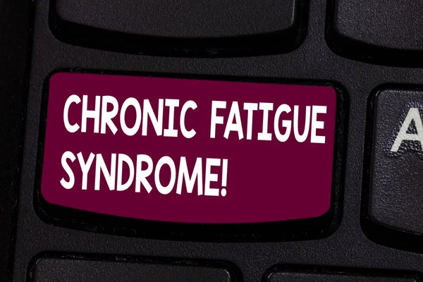 Signe texte montrant le syndrome de fatigue chronique. Trouble conceptuel photodébilitant décrit par une fatigue extrême Clé du clavier Intention de créer un message informatique appuyant sur l'idée du clavier . — Photo