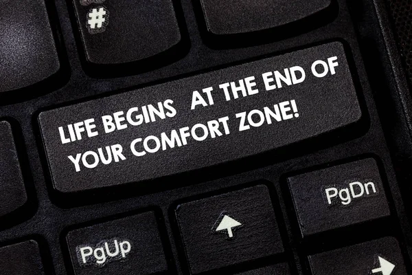 Slovo psaní textu život začíná na konci Of Your Comfort Zone. Obchodní koncept pro změny vyvíjejí rostou klávesová záměr vytvořit počítač zprávy stisknutí klávesy klávesnice idea. — Stock fotografie