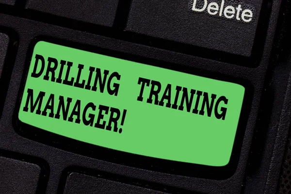 Scrivere testi a mano Drilling Training Manager. Concetto significato Dare al personale il processo di perforazione comprensione Tastiera chiave Intenzione di creare messaggio del computer premendo idea tastiera . — Foto Stock