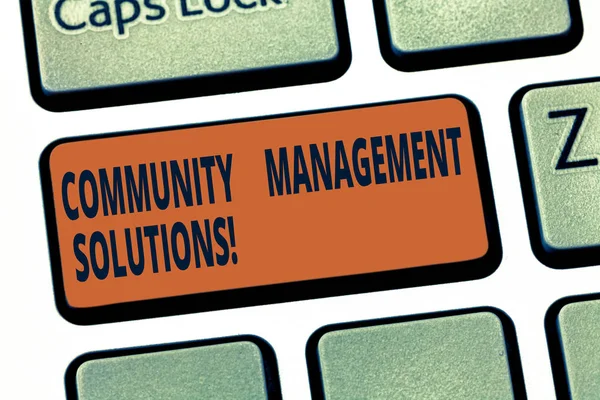 Handskrift text Community Management-lösningar. Begreppet mening hantera och engagera gemenskapen av ditt varumärke tangent avsikt att skapa dator meddelande genom att trycka på knappsatsen idé. — Stockfoto