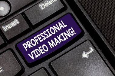 Profesyonel Video yapma gösterilen Not yazma. Film yapımı bir uzman klavye tuşuna basarak tuş takımı fikir bilgisayar ileti oluşturmak için niyet tarafından dijital olarak kaydedilmiş görüntüleri vitrine iş fotoğraf.