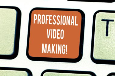 Profesyonel Video yapma gösterilen Not yazma. Film yapımı bir uzman klavye tuşuna basarak tuş takımı fikir bilgisayar ileti oluşturmak için niyet tarafından dijital olarak kaydedilmiş görüntüleri vitrine iş fotoğraf.