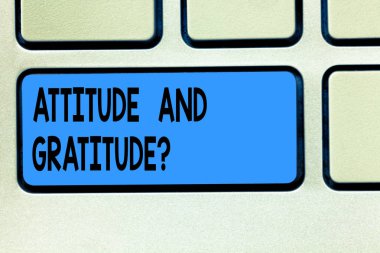 El yazısı metin tutum ve Gratitudequestion. Hızlı Şükran ve takdir klavye tuşuna basarak tuş takımı fikir bilgisayar ileti oluşturmak için niyet anlam kavramı.