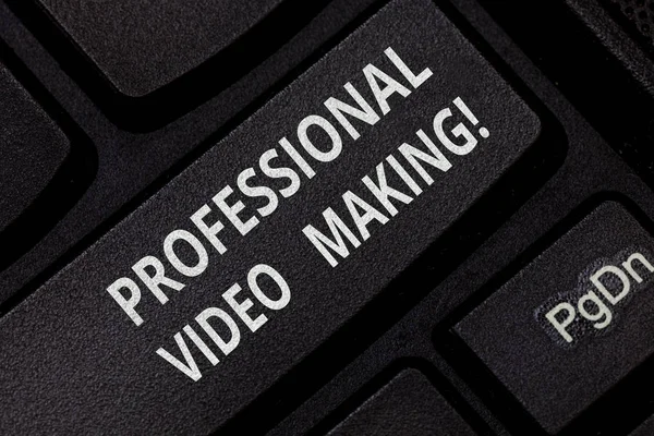 Profesyonel Video yapma gösterilen metin işareti. Kavramsal fotoğraf film yapımı bir uzman klavye tuşuna basarak tuş takımı fikir bilgisayar ileti oluşturmak için niyet tarafından dijital olarak kaydedilmiş görüntüleri.